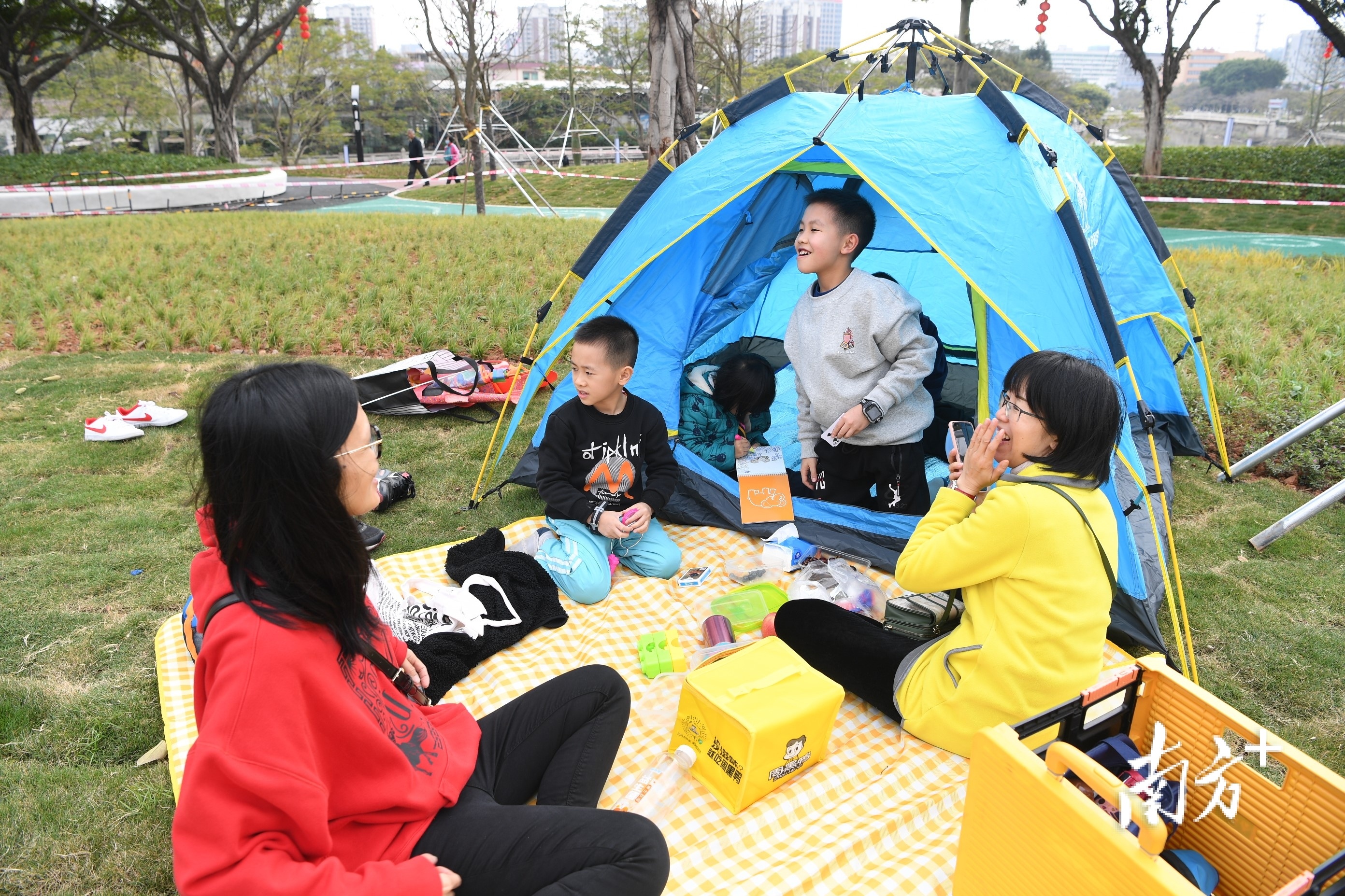 搭个帐篷感受露营氛围。杨兴乐 拍摄 搭个帐篷感受露营氛围。杨兴乐 拍摄