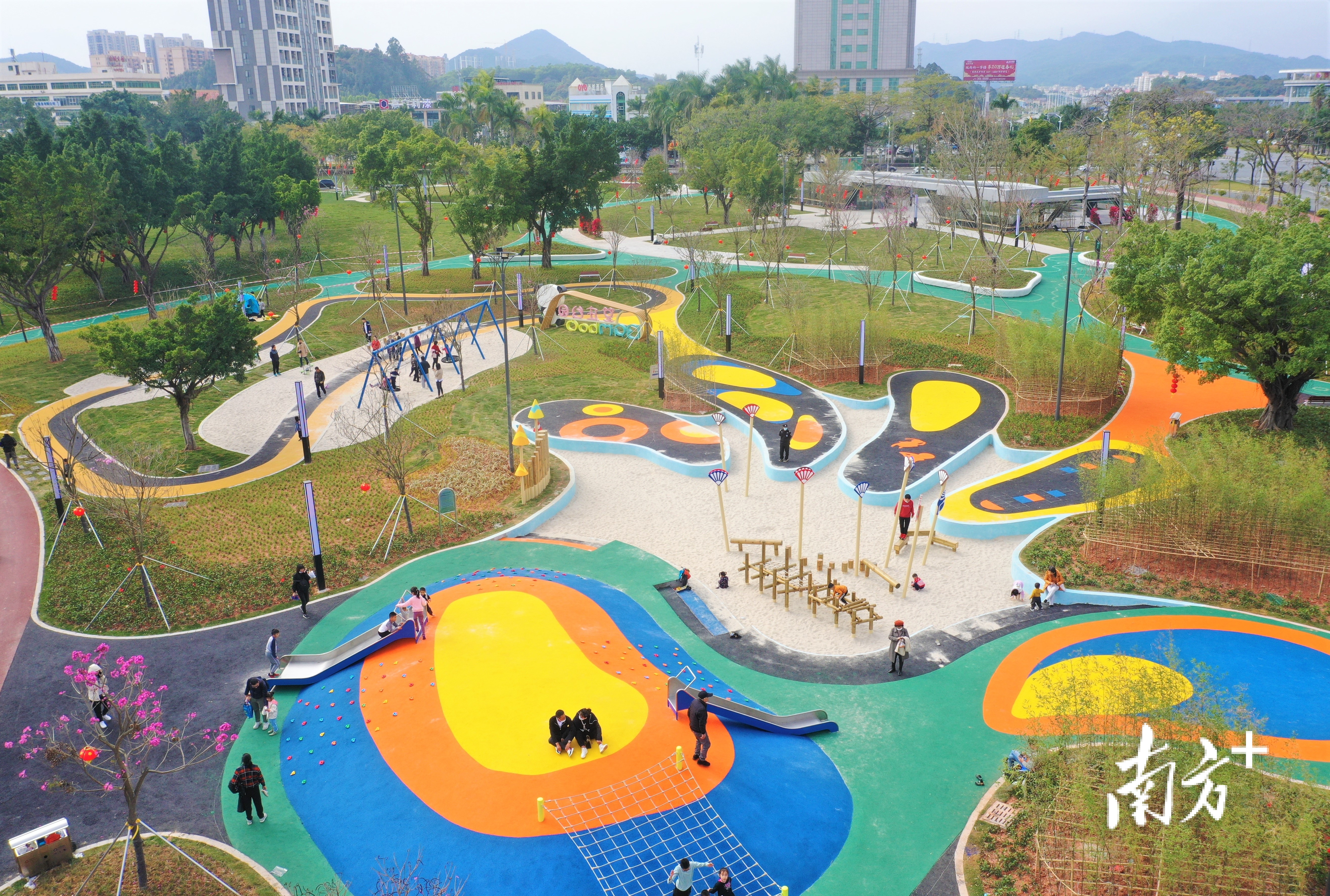 色彩斑斓的游乐园聚集了最多人气。杨兴乐 拍摄 色彩斑斓的游乐园聚集了最多人气。杨兴乐 拍摄