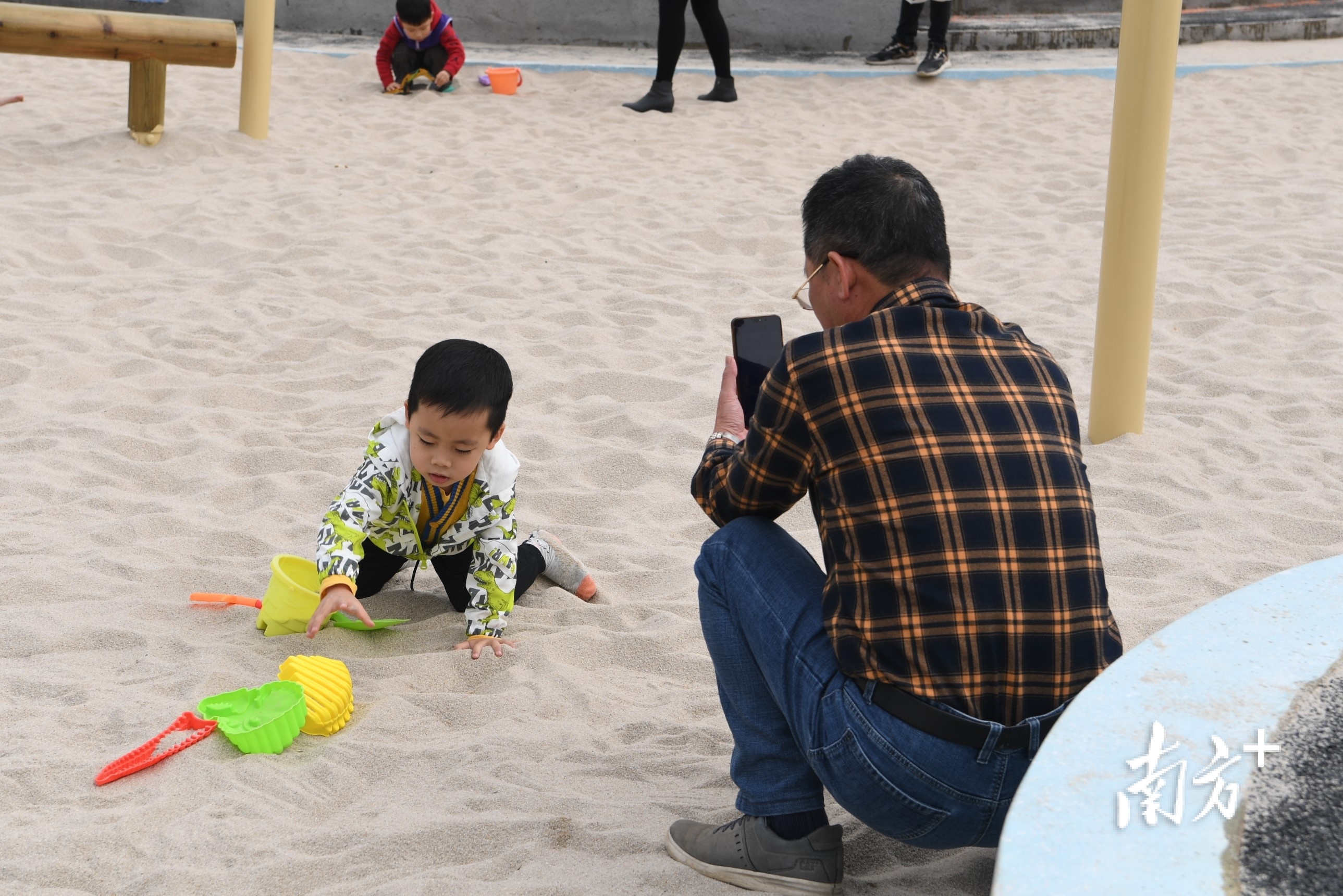 玩过泥沙的童年才是完整的。杨兴乐 拍摄 玩过泥沙的童年才是完整的。杨兴乐 拍摄