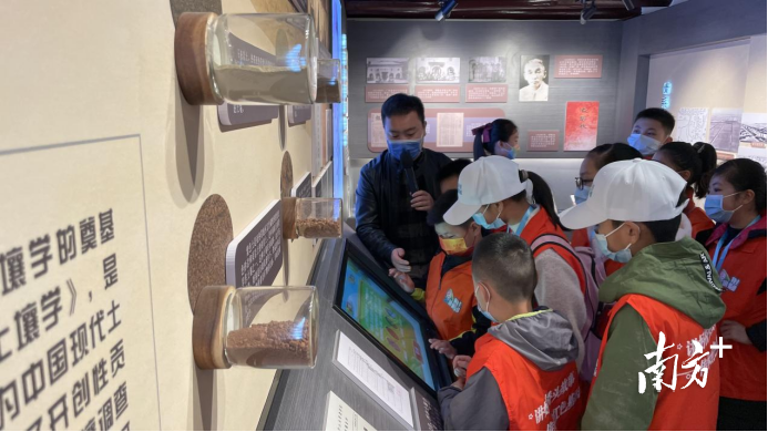 学生们在参观邓植仪、邓盛仪陈列馆。 学生们在参观邓植仪、邓盛仪陈列馆。