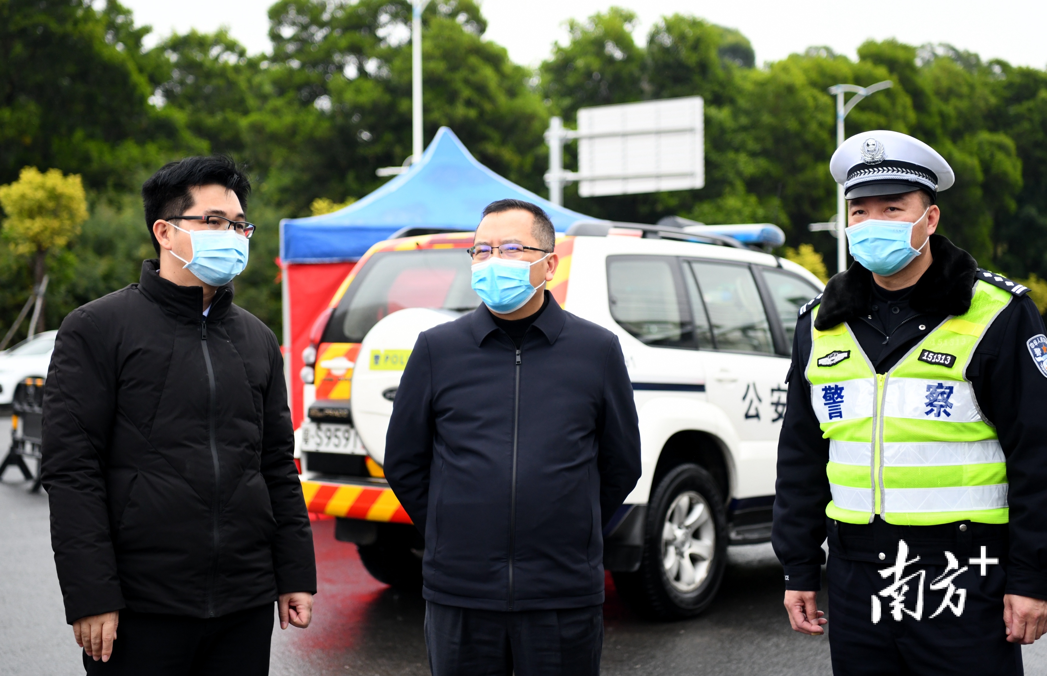 2月1日，凤岗镇委书记张耀洪率队先后前往五联村景泰花园小区、石头岭工业区、碧湖大道执勤点等地，实地督导检查疫情防控工作，并看望慰问一线执勤人员。