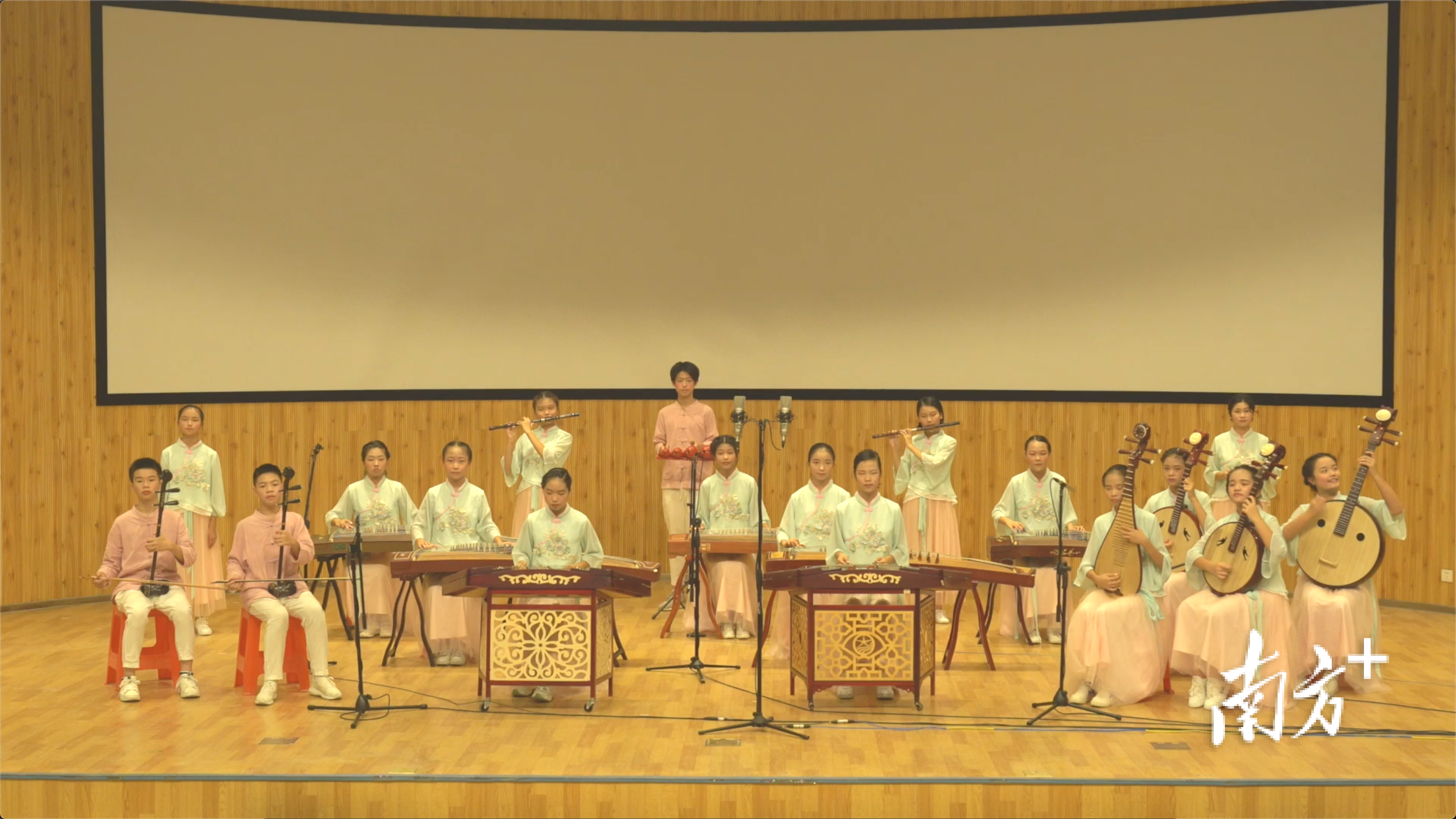 佛山市禅城区张槎中学民乐合奏《步步高》 佛山市禅城区张槎中学民乐合奏《步步高》