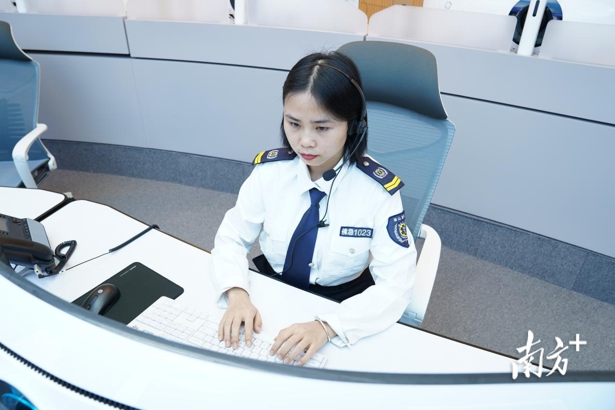佛山120中心调度工作人员依然坚守工作岗位,守护着佛山这条生命线。 佛山120中心调度工作人员依然坚守工作岗位,守护着佛山这条生命线。