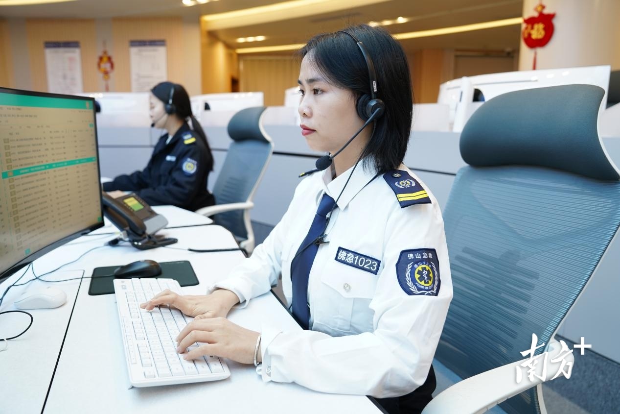 佛山120中心调度工作人员依然坚守工作岗位,守护着佛山这条生命线。