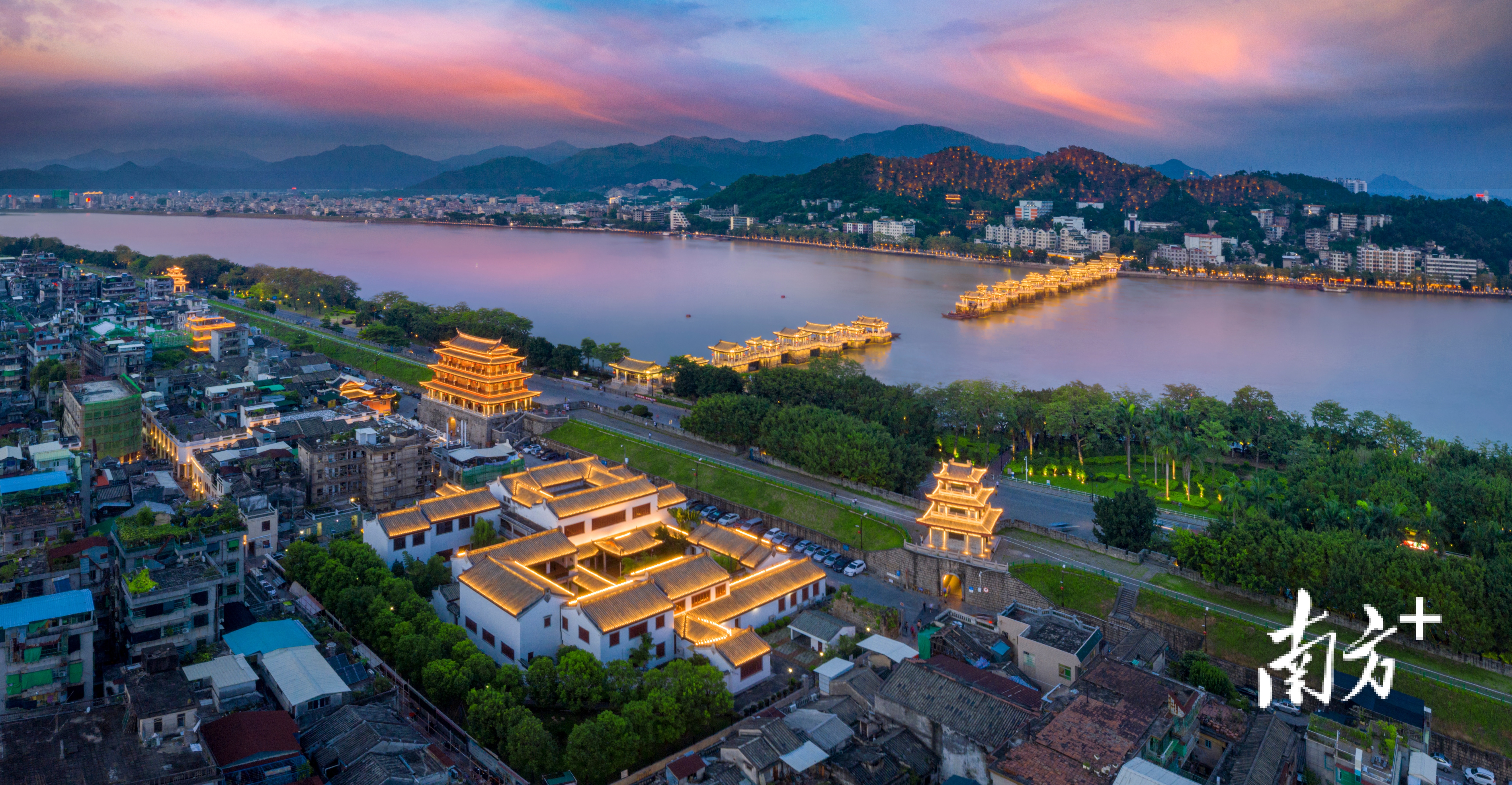 视频中,潮州广济桥横跨韩江,灯光绚丽、变换不停,点亮韩江夜色。