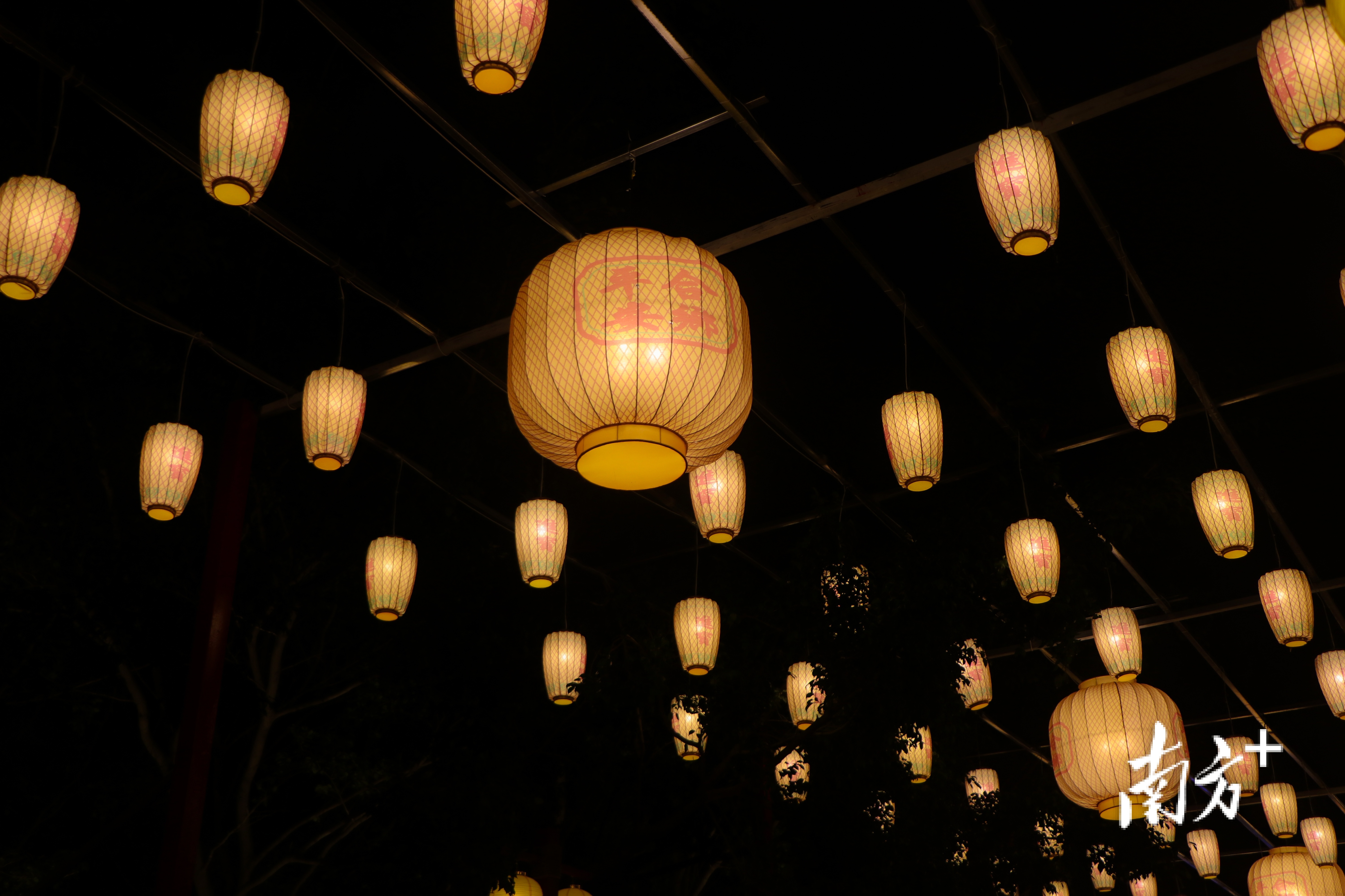 灯光耀古城,璀璨照今人。各色灯饰与主题灯展在夜色中勾勒出潮州古城的面貌,灯光璀璨靓丽更添古城风韵。 陈淑曼摄