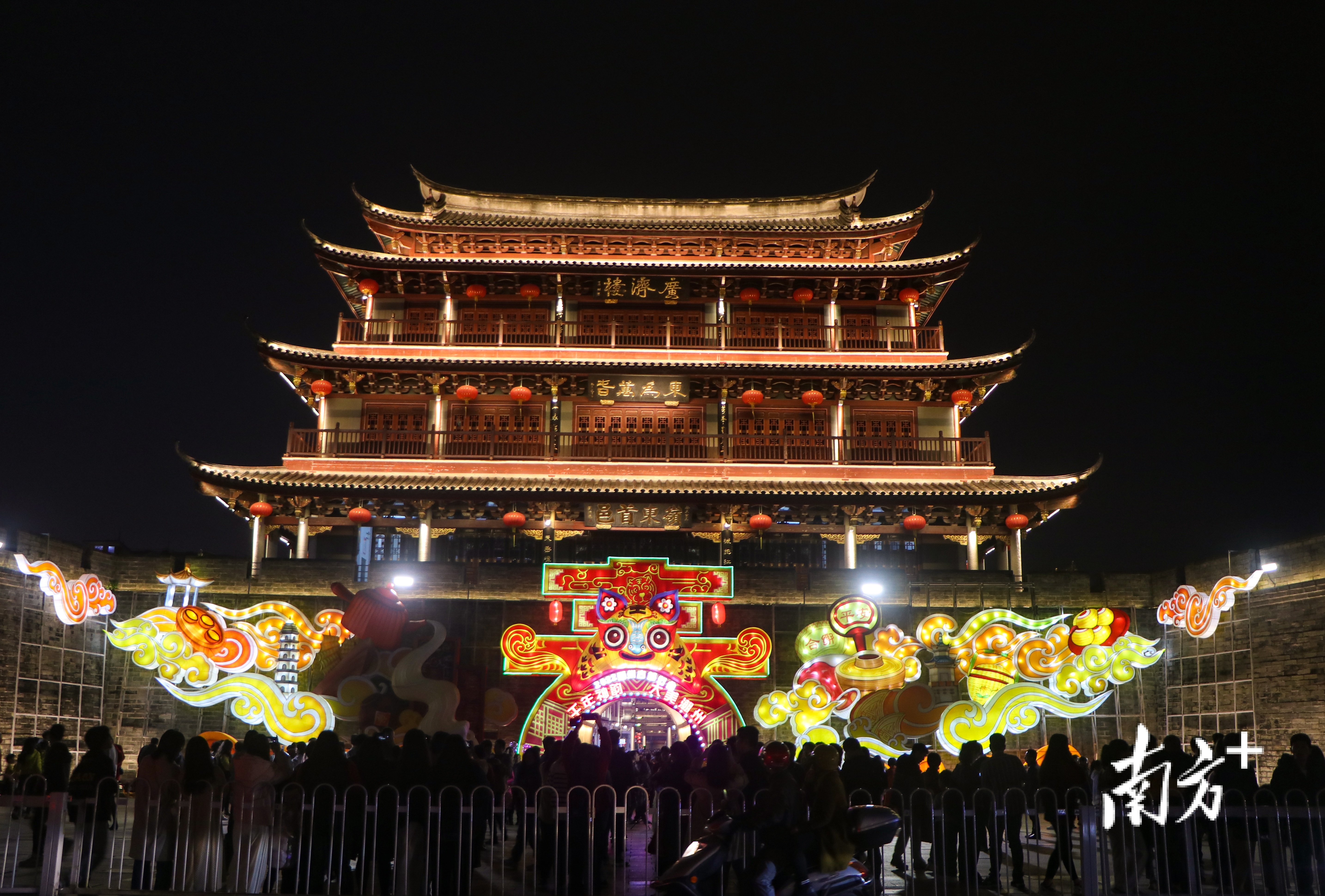 韩江畔的潮州古城,各座门楼除了日常的灯光点亮外还另增虎年春节灯饰,一派喜气洋洋,尽显节日氛围。 陈淑曼摄