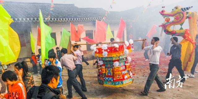 在兴宁,接花灯堪称赏灯当天最引人注目的活动.