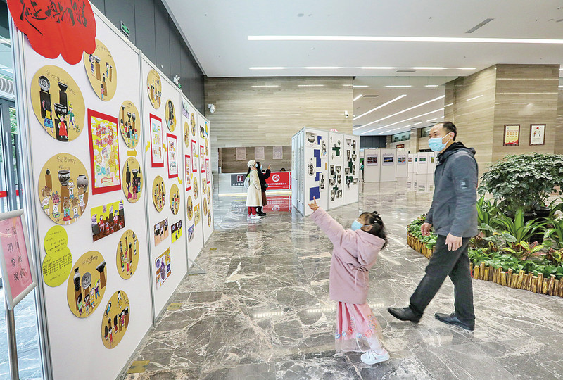春节假期,市博物馆的专题展览吸引市民游客观看。梁小明 摄 春节假期,市博物馆的专题展览吸引市民游客观看。梁小明 摄