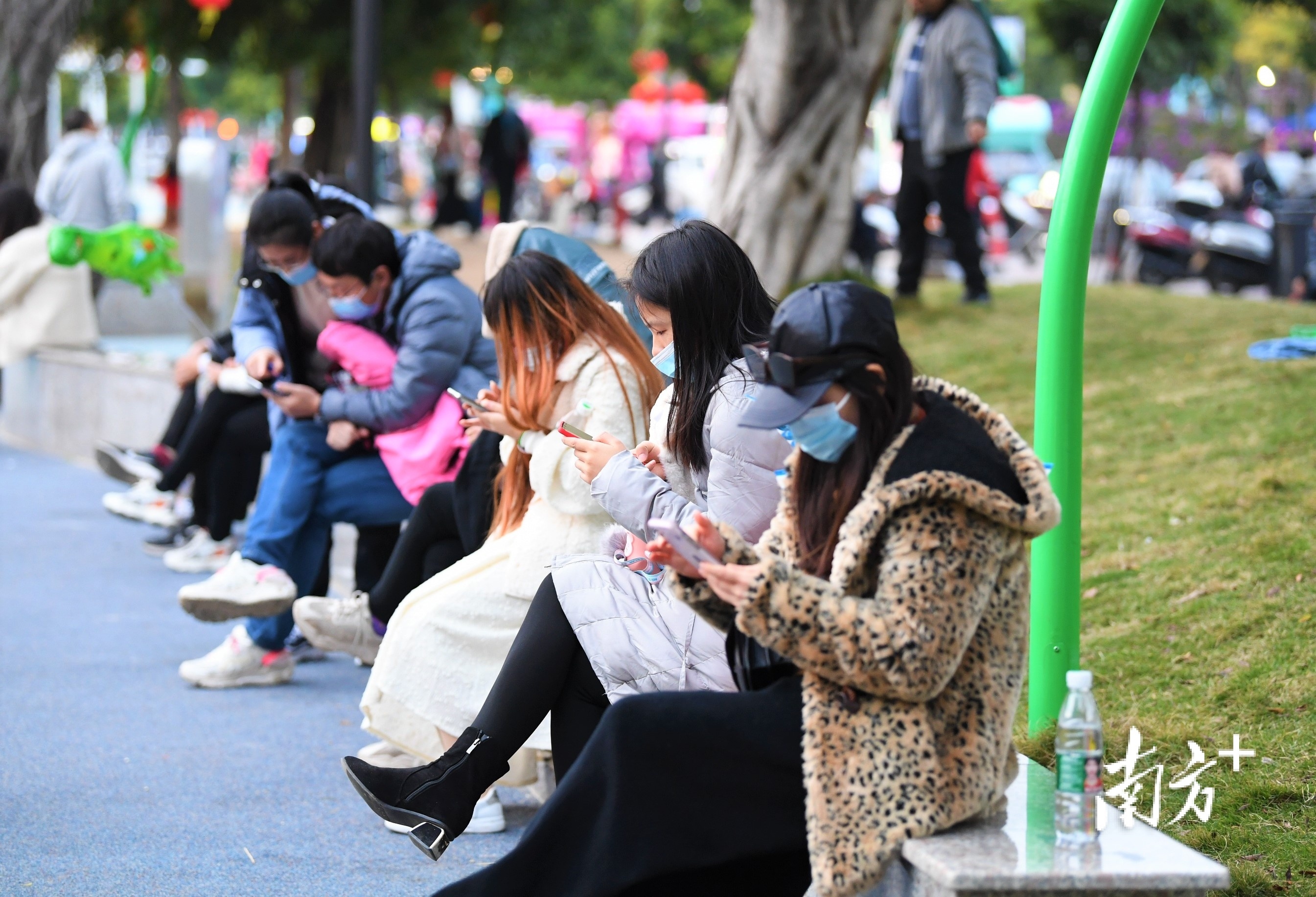 视频抓住假期的尾巴公园里满是人从众