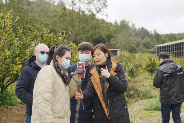 河源市农业农村局副局长李琳（右）做“直播助理”&nbsp;