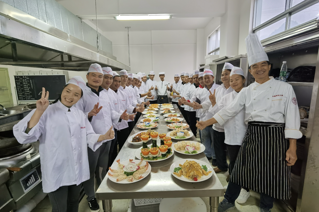 龙岗区大力开展职业技能提升行动，培训了一大批粤菜师傅。 叶凤贤 摄