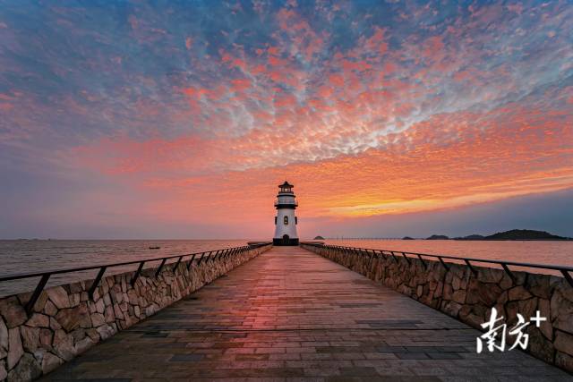 2月6日清晨,珠海爱情邮局灯塔迎来春节第一个火烧云.沙滩上的咸鱼 摄