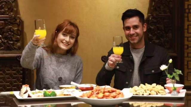 外国友人轻松烹饪一桌广东预制菜，赞叹“太好吃了”。&nbsp;&nbsp;