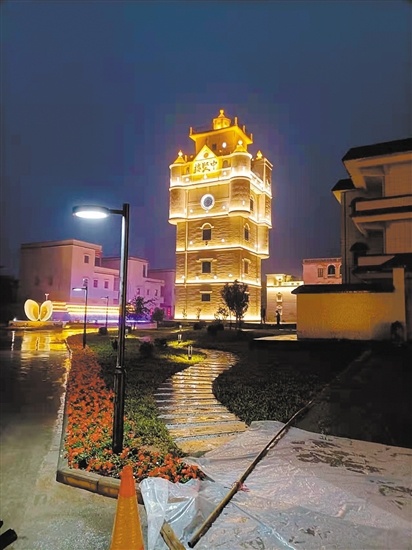 亮灯后的碉楼流光溢彩,成为“网红打卡点”。受访者供图 亮灯后的碉楼流光溢彩,成为“网红打卡点”。受访者供图