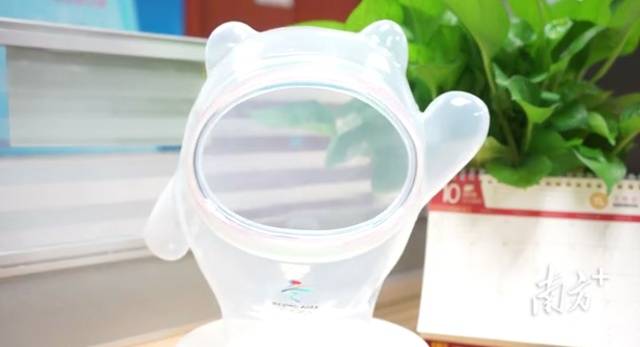 图为生产冰墩墩硅胶外壳的模具