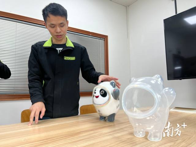刘明讲述外壳生产工艺。