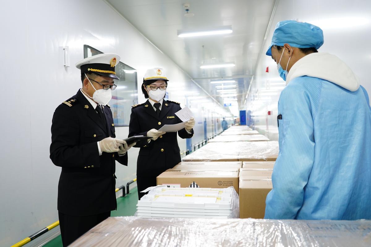 斗门海关关员监管锂电池出口.