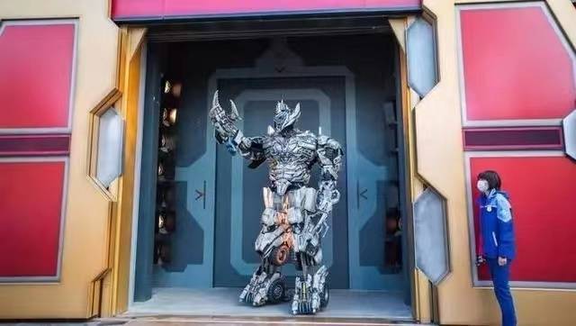 北京环球影城中的“威震天”