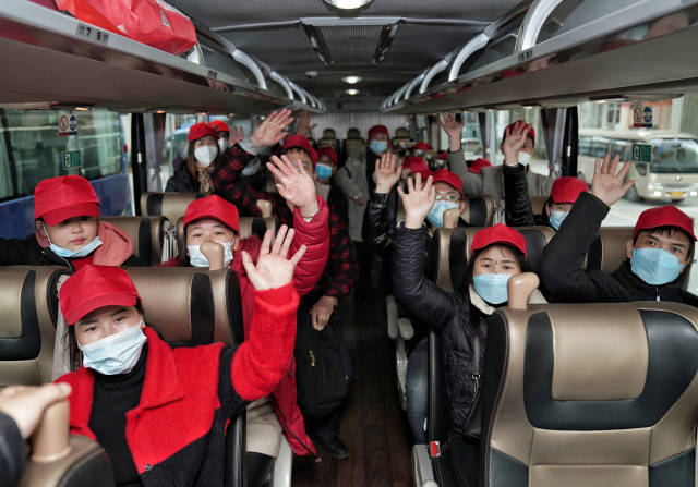 务工人员抵粤后，广东人社部门提供专车将务工人员接驳至企业。南方日报记者 石磊 摄