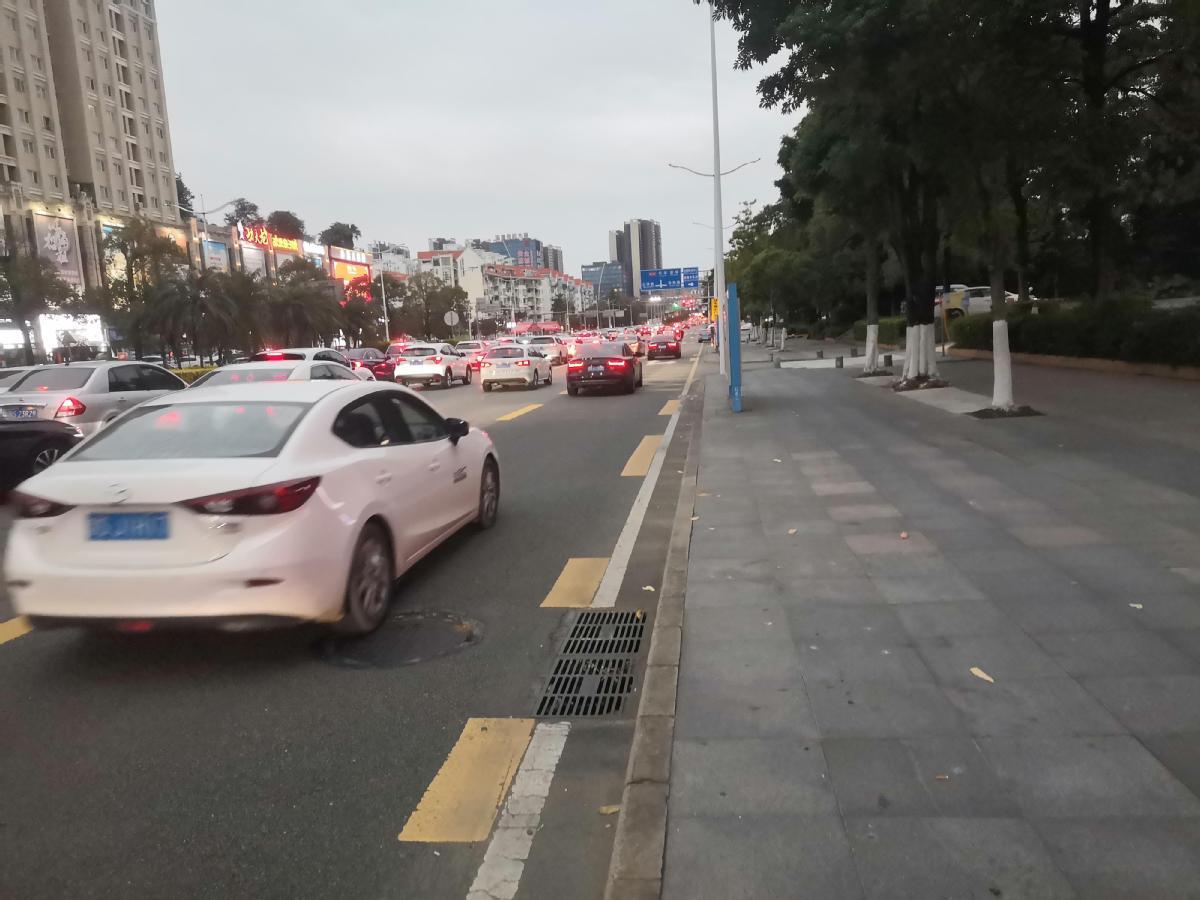 ▲长泰路，一些小汽车行驶在公交专用道上。