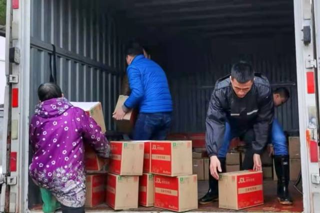 打包完毕的柑橘正在装车。