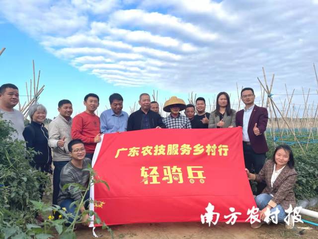 农技“轻骑兵”深入田间地头，精准服务农业生产。