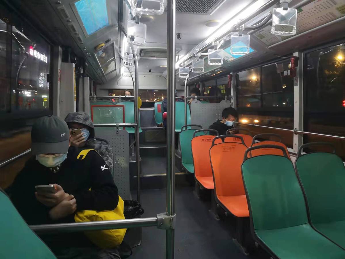 ▲通行中的43路公交车。