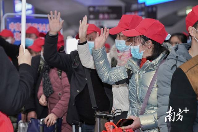 开行“点对点”返粤返岗专车专列，为务工人员返岗和企业复产复工提供用工保障。南方日报记者 石磊 摄