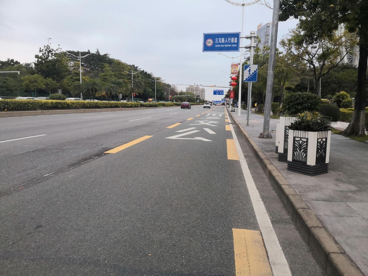 ▲2月8日下午，三元路公交专用道，没有车辆违规占用。