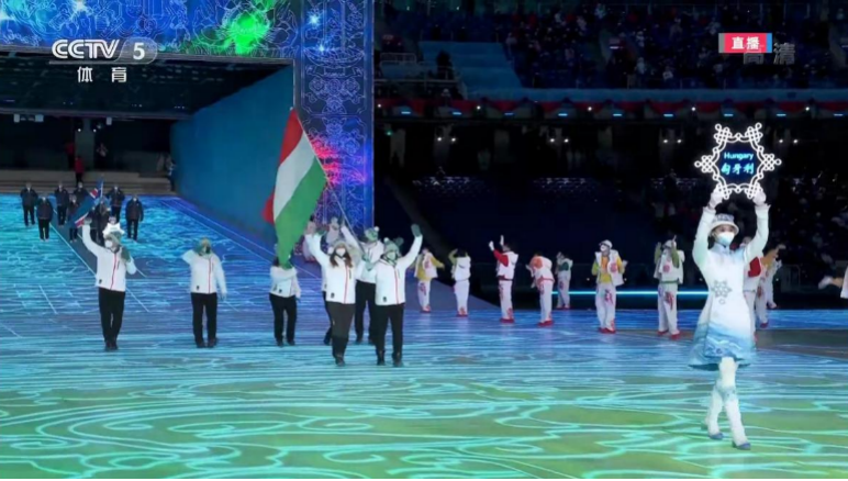 担任匈牙利运动队引导员的陈健敏。