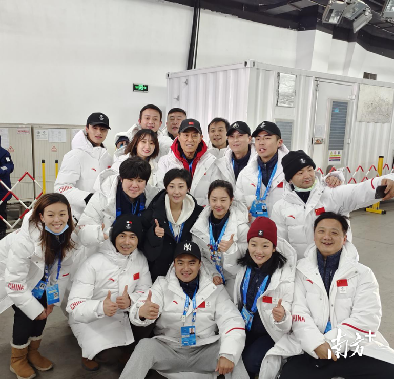 开幕式总导演张艺谋和导演组成员合照（三排左一为邝智恒）。