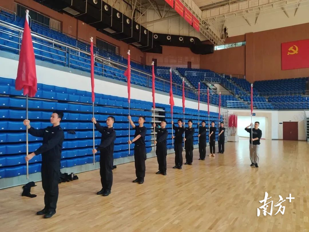 执旗手们正在进行高强度专项训练。