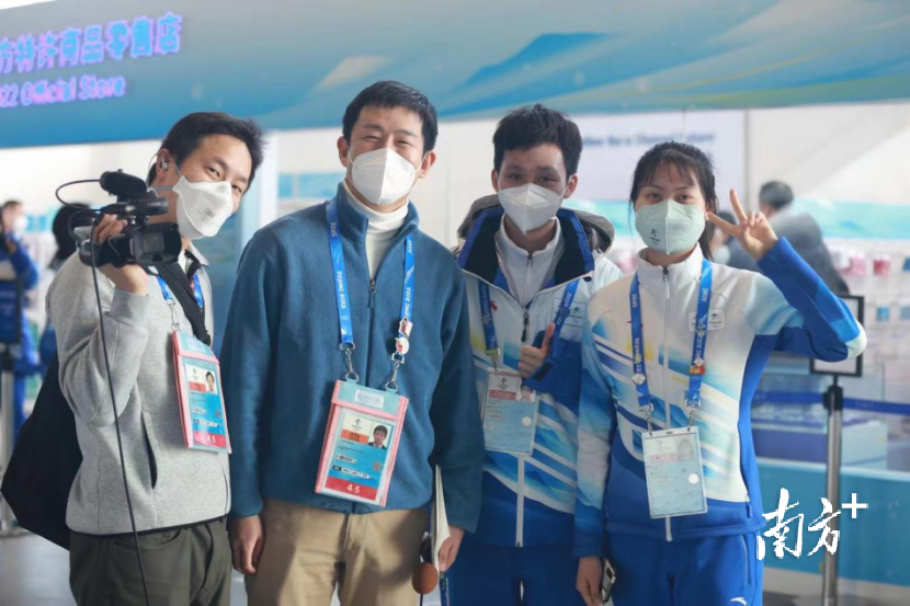 右二为石门中学2015届毕业生谭哲韬。