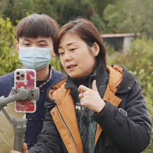 李琳（右一）加入了助农直播中。