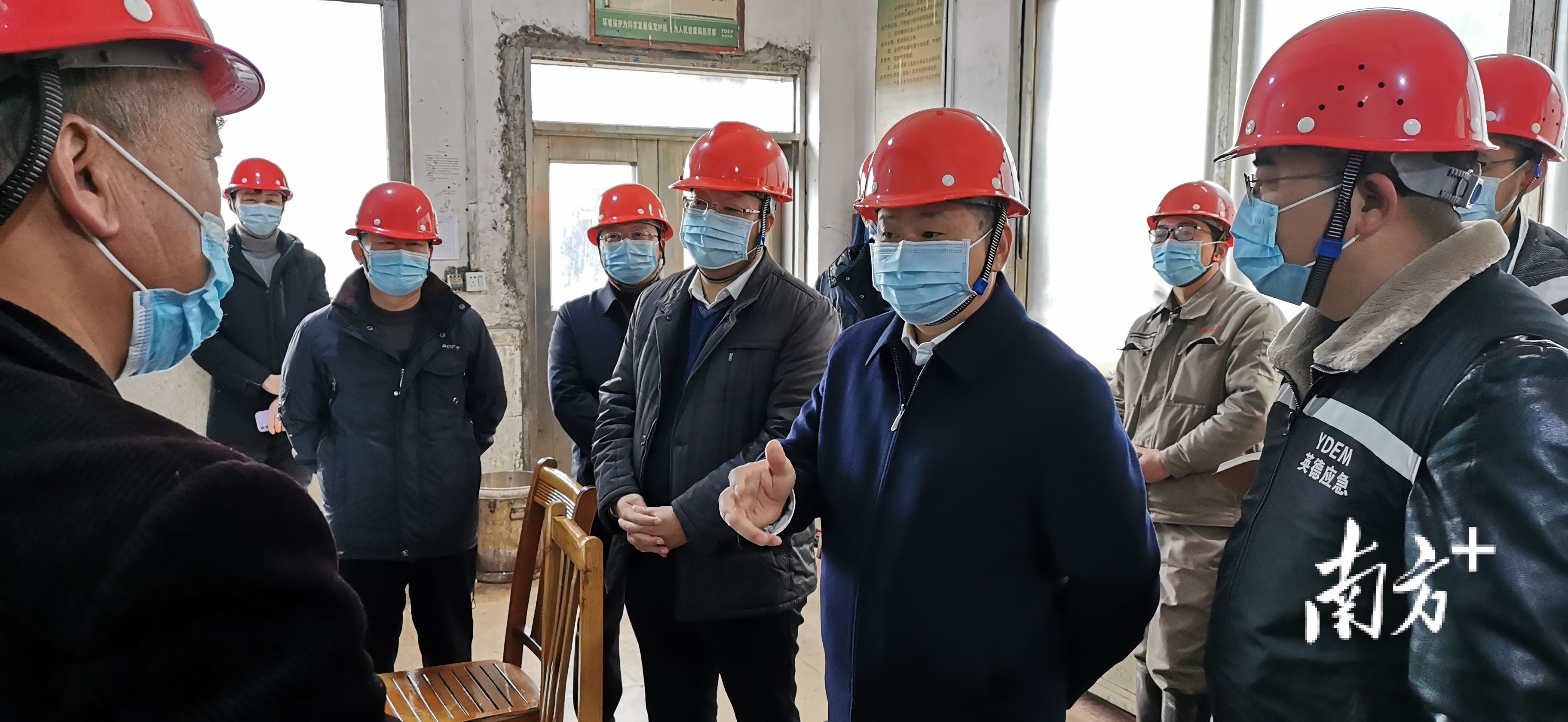 张杨彬一行到英德市岳泉化工有限公司检查企业安全生产主体责任落实情况。