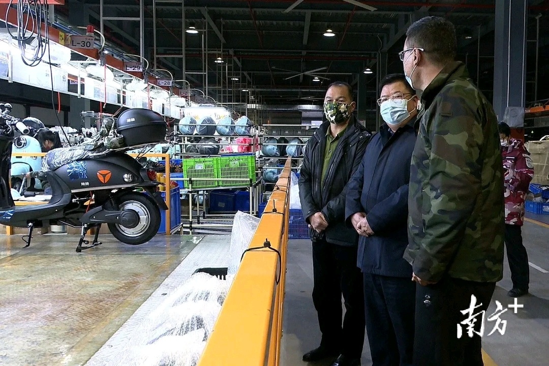 佛冈县工业和信息化局到广东雅迪公司检查复工复产工作。程浩 摄