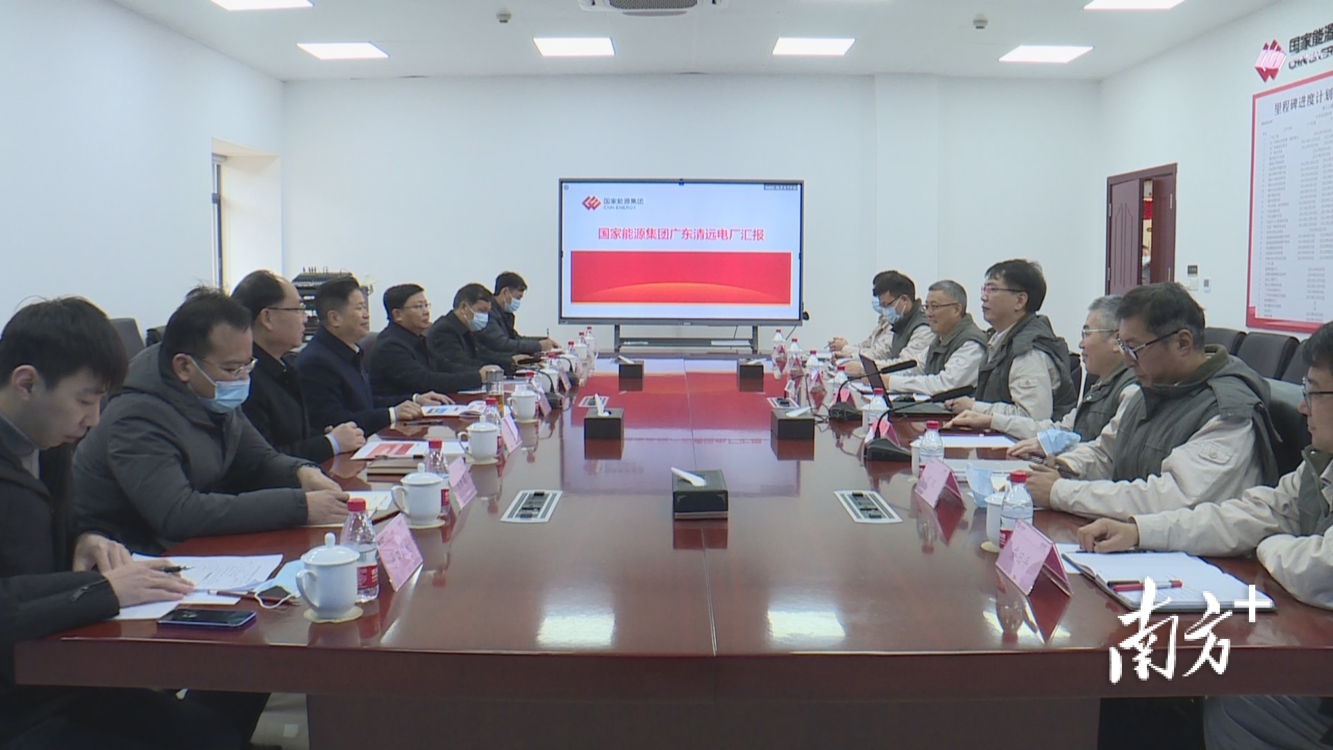 国能清远电厂相关负责人介绍项目建设情况。