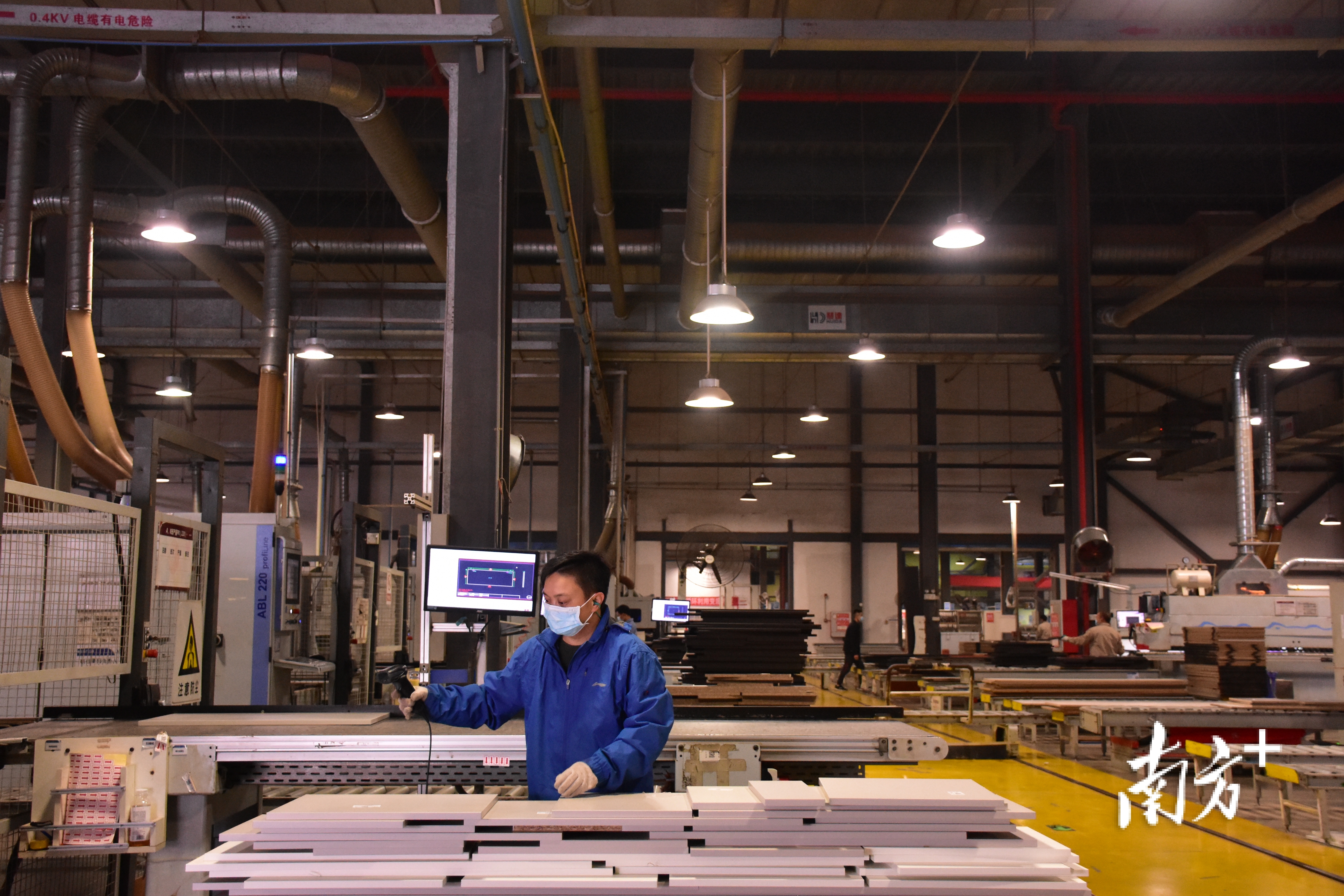 截至2月11日，狮山镇规上工业企业复工率超80%，员工返岗率约80%。 张洁媚 摄