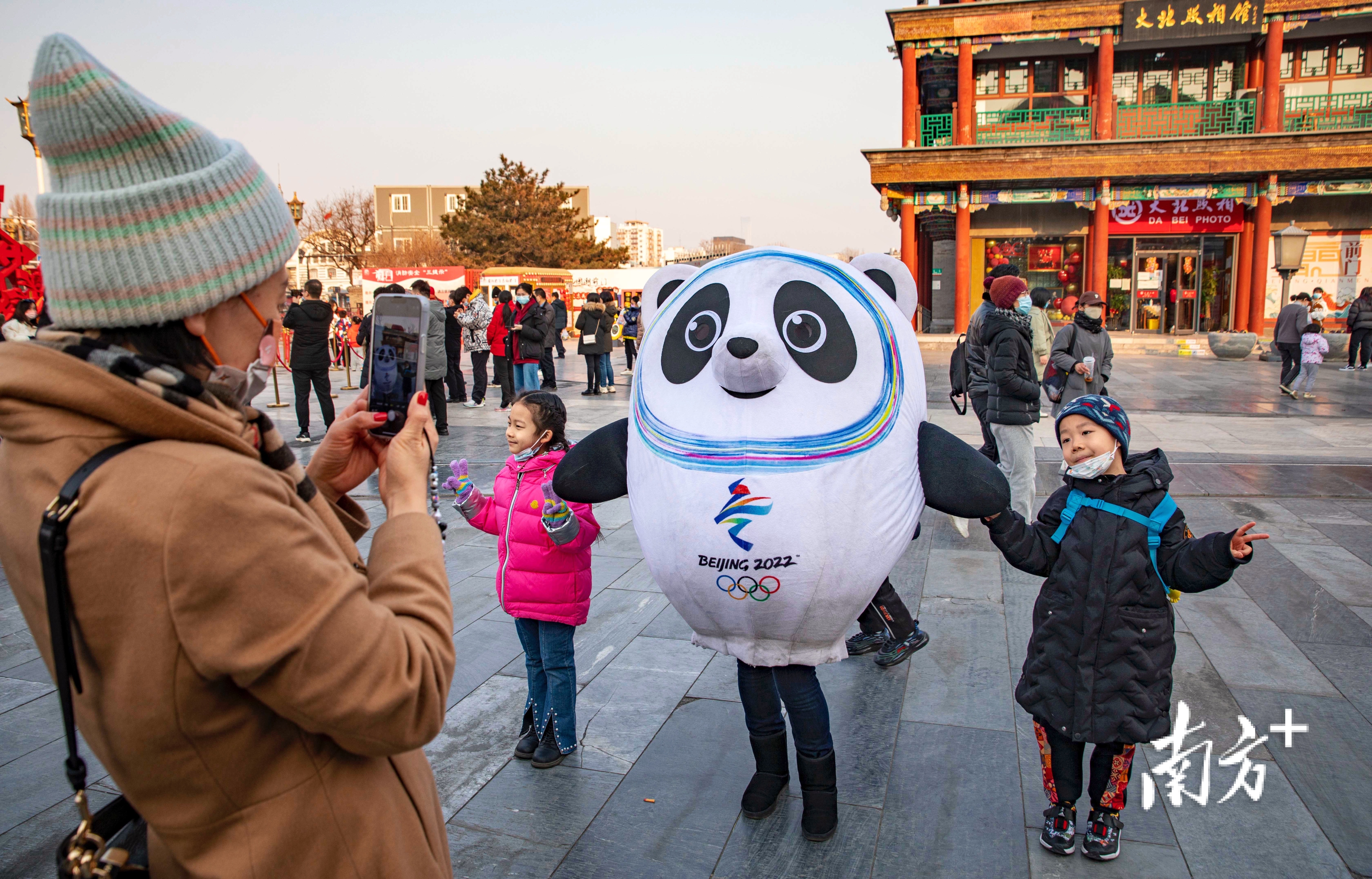 冰墩墩人偶里的人图片