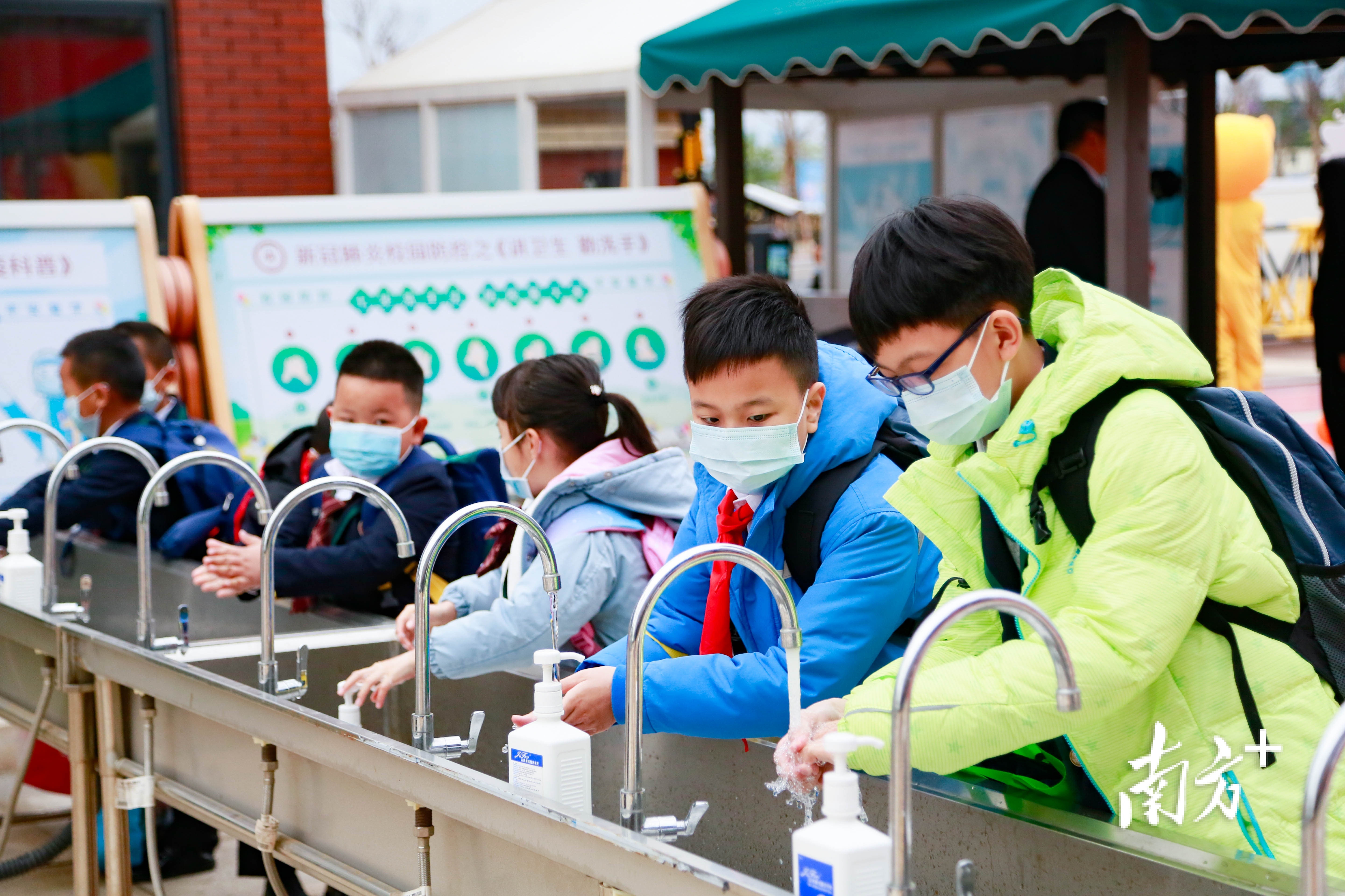 到学校的第一件事:先洗手.  南方  卢子衡 拍摄