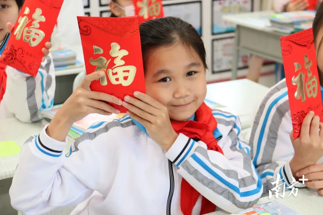 松山湖中心小学为孩子们发放“福袋”。