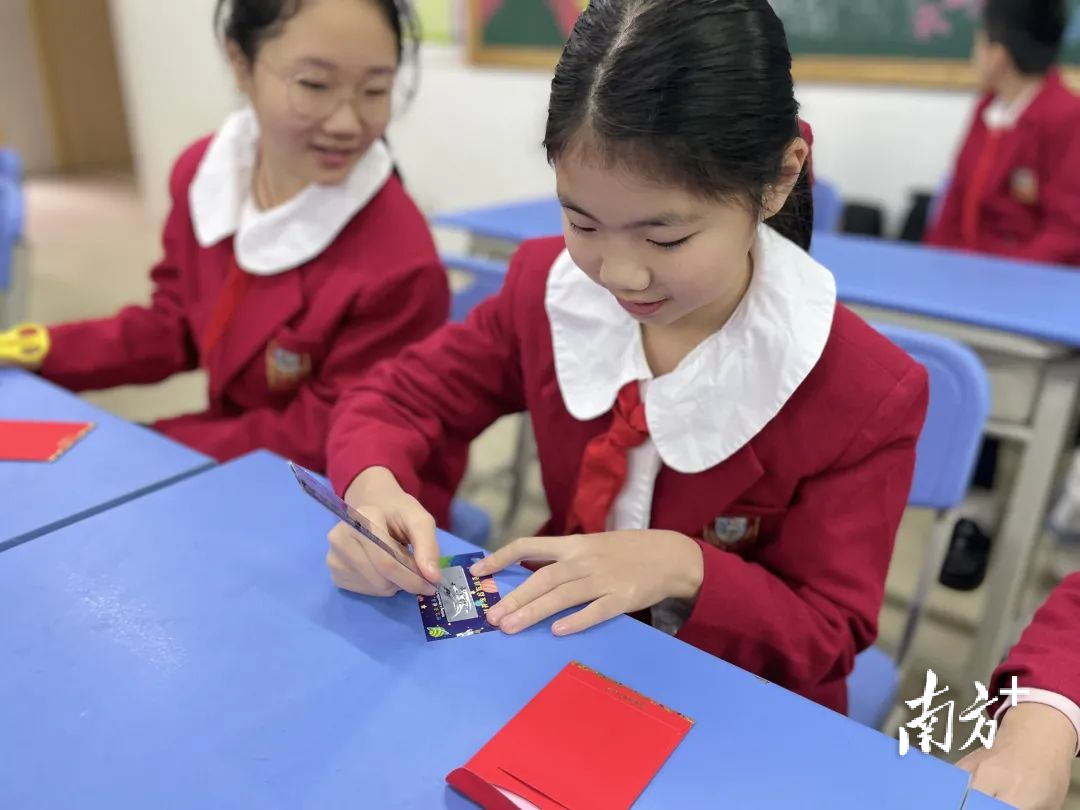 松山湖莞美学校为同学们准备了开学“刮刮乐”大礼包。