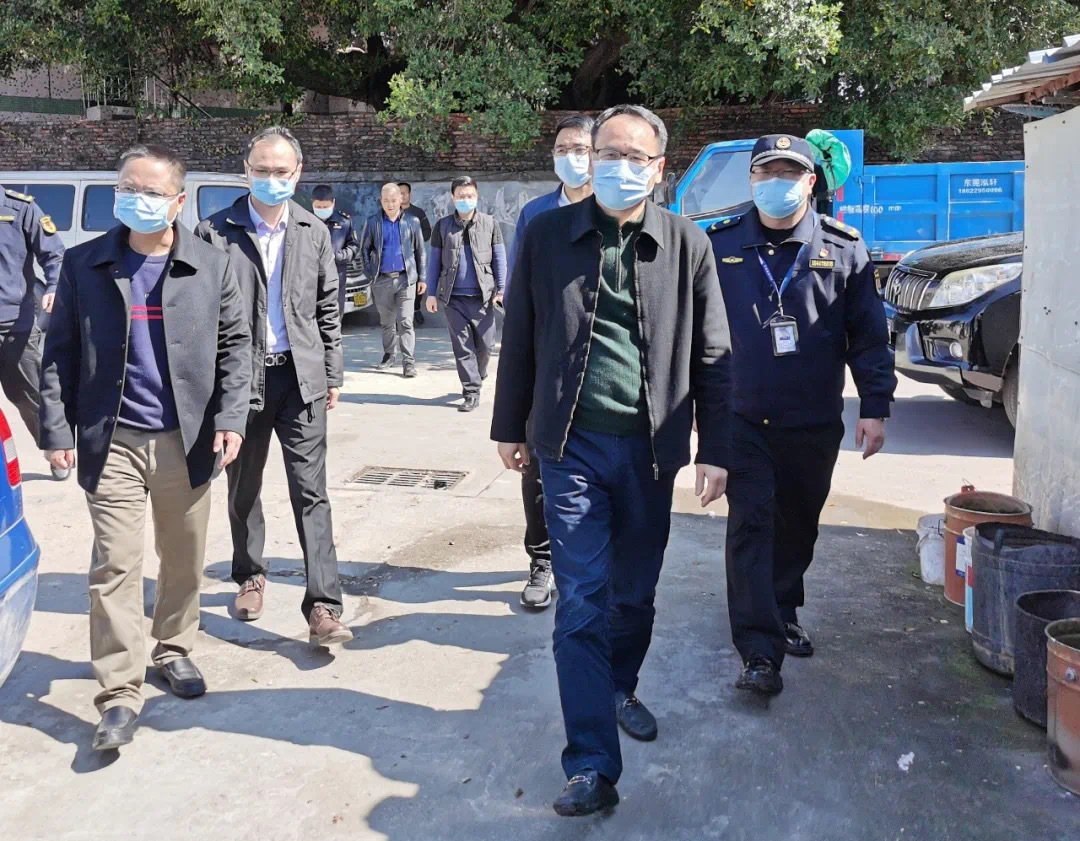 2月14日，清溪镇迅速组织城管系统、农林水务局等相关部门在居民、上元、浮岗、荔横等4个村（社区）开展城乡环境卫生整治攻坚行动，打响了节后人居环境整治“第一枪”。