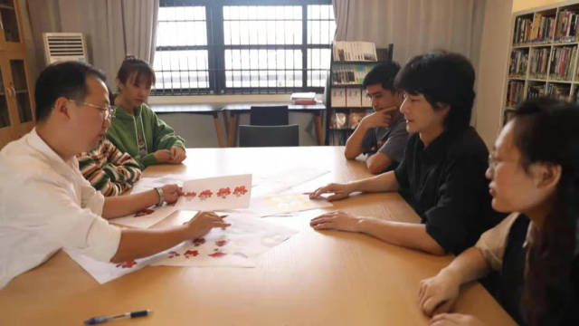 设计小组开会讨论