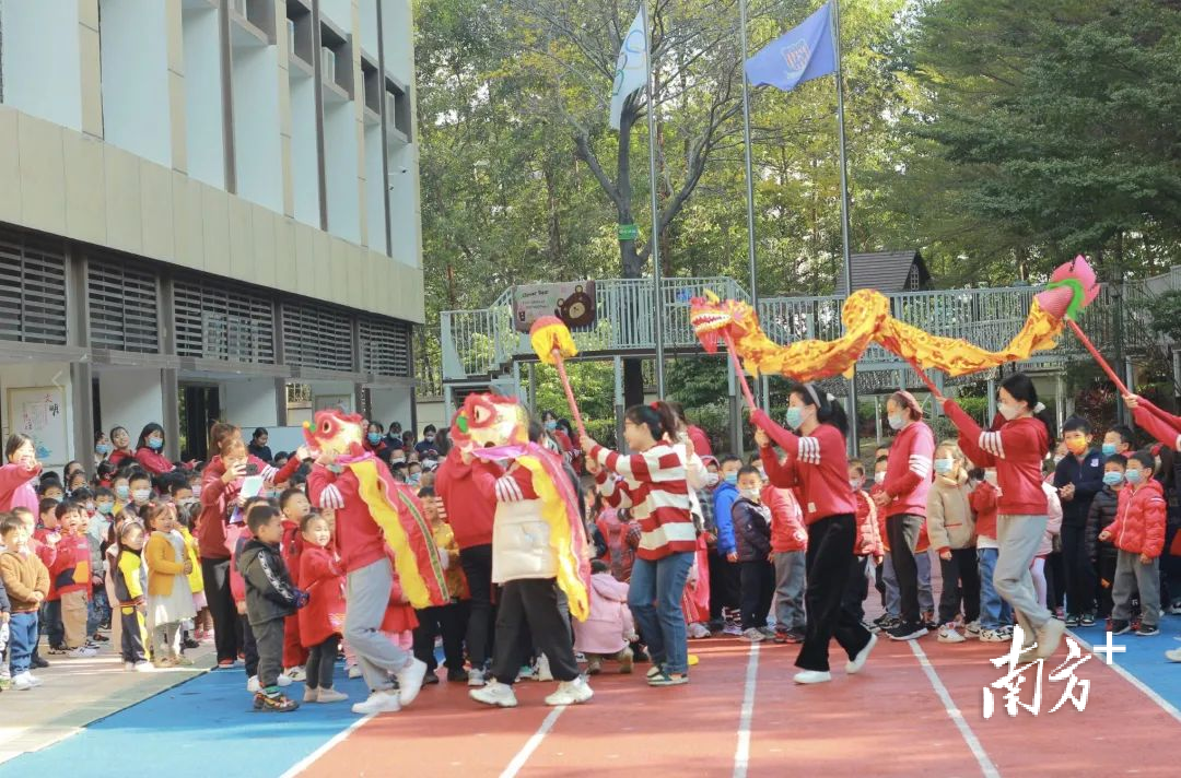 松山湖普林斯顿第二幼儿园的舞狮、舞龙表演。