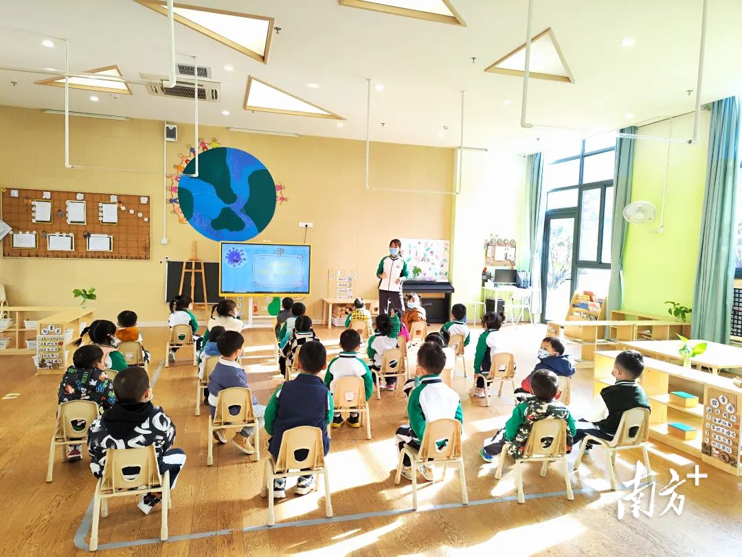 松山湖晓月湖家禾幼儿园开学的第一节防疫课。