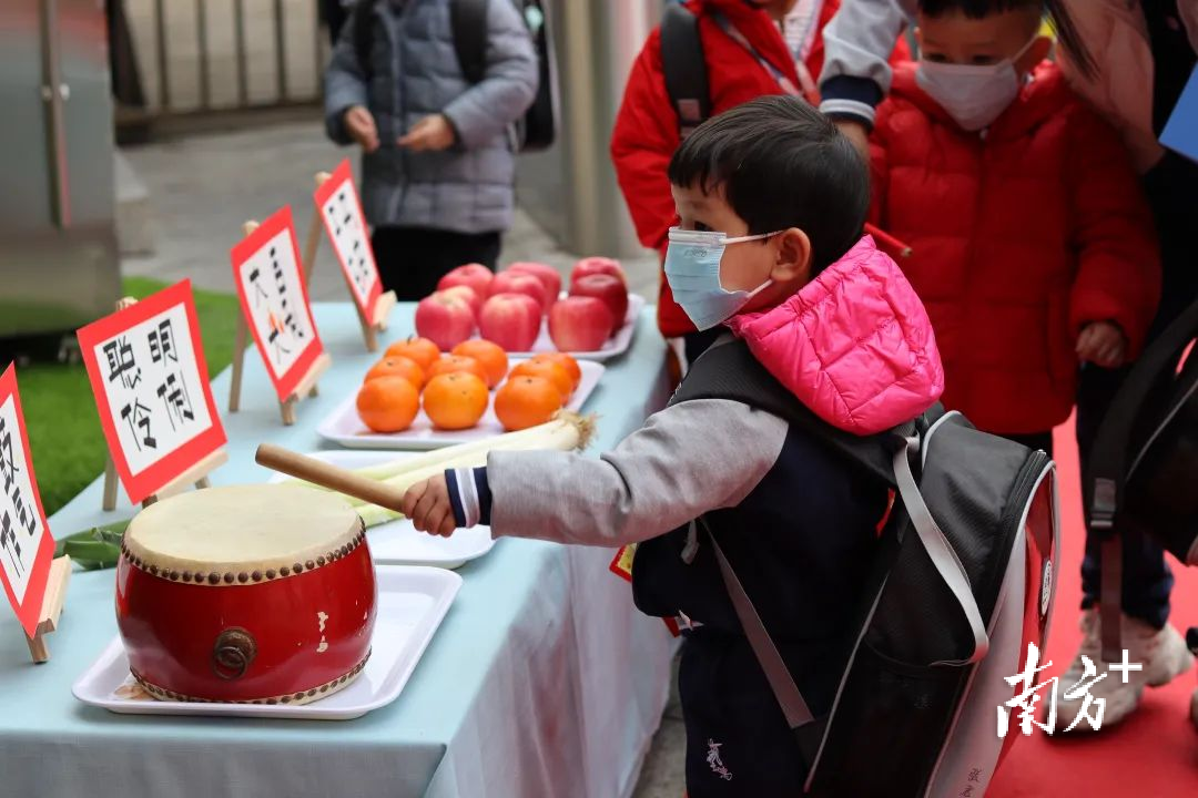 松山湖中心区艺鸣幼儿园的开学首日充满年味。