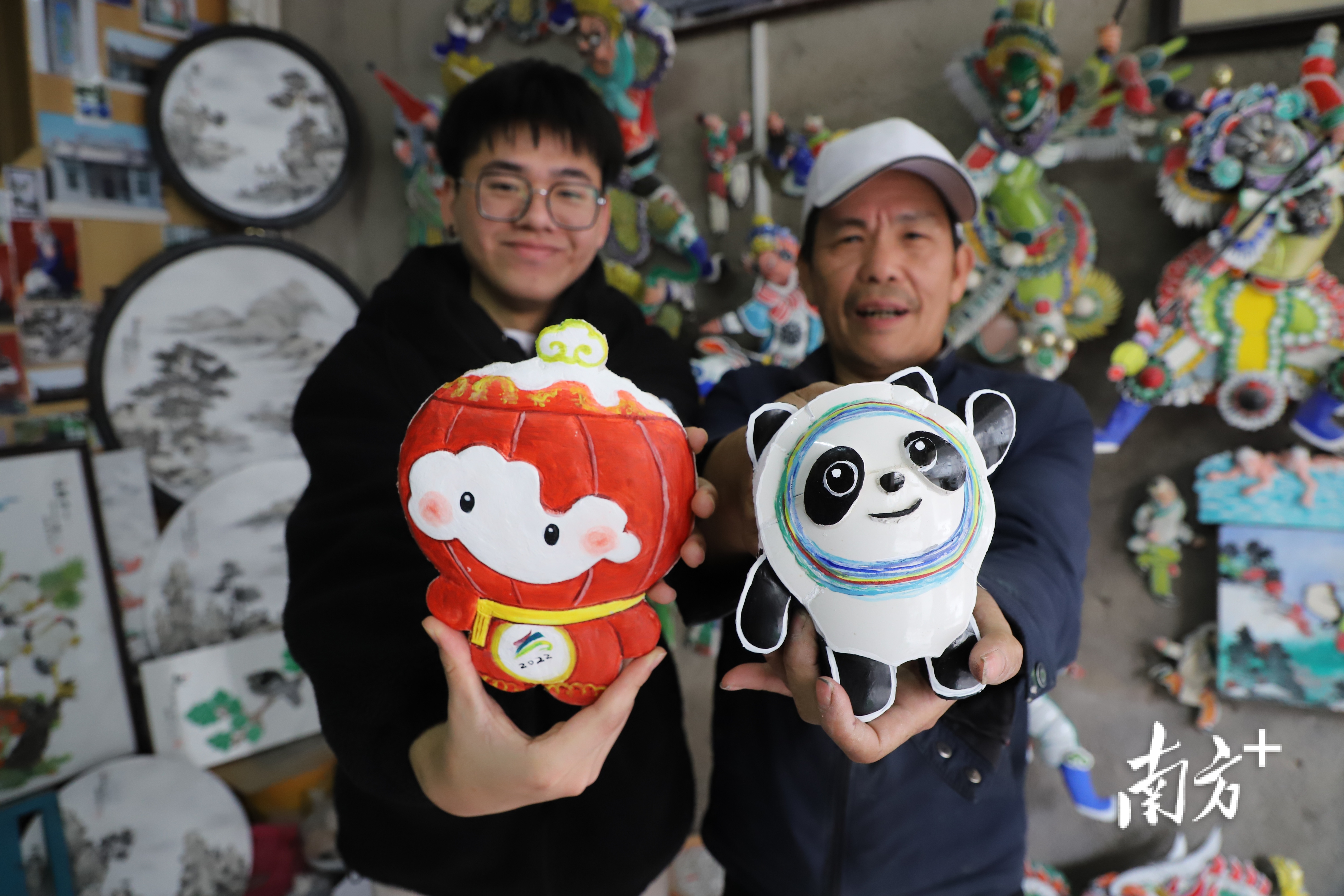 潮州市饶平县非遗手艺人蔡炳烈用嵌瓷和灰搪工艺自制吉祥物“冰墩墩”和“雪容融”。 潮州市饶平县非遗手艺人蔡炳烈用嵌瓷和灰搪工艺自制吉祥物“冰墩墩”和“雪容融”。