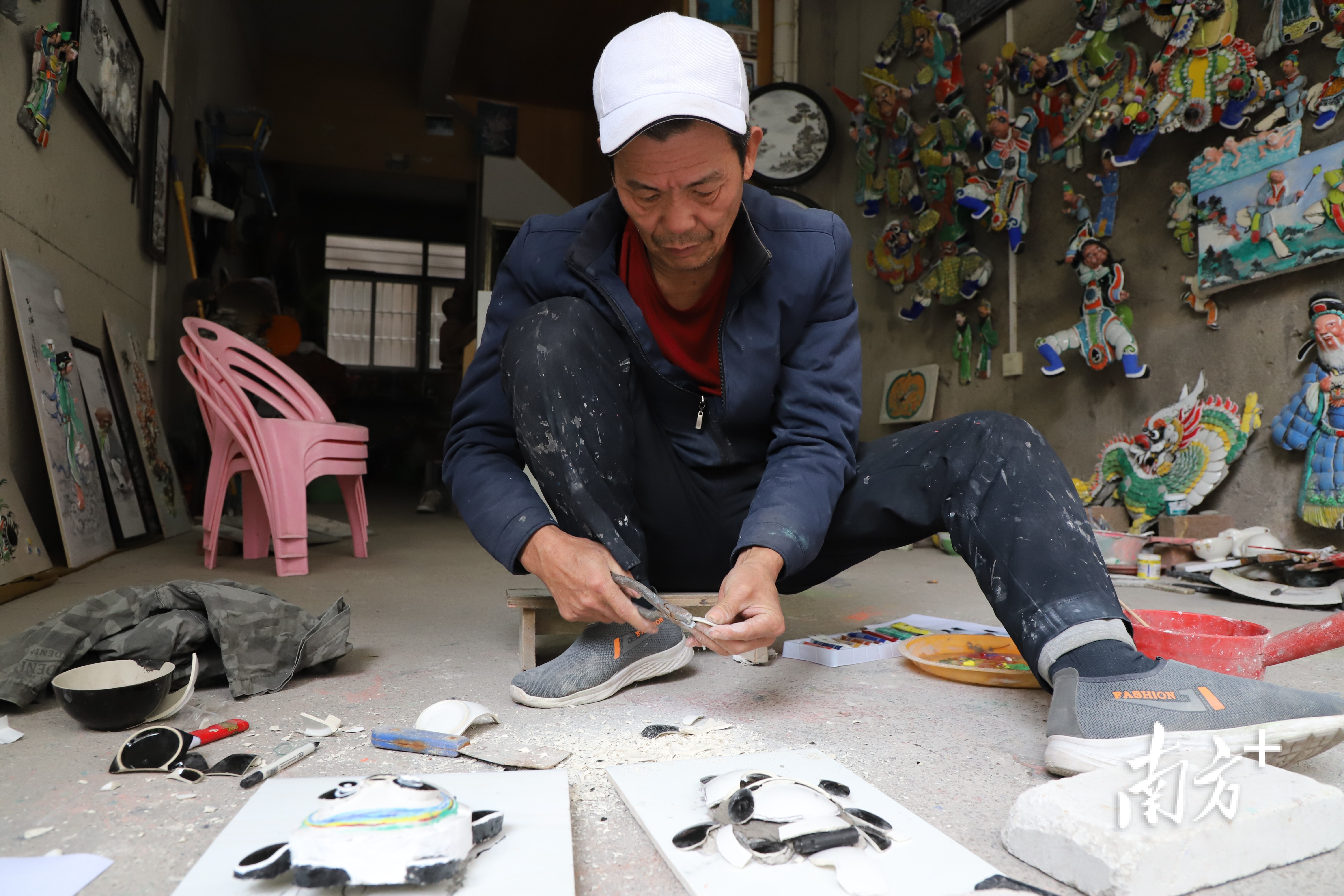 今年62岁的蔡炳烈是家中第四代嵌瓷手工艺人,从事灰搪和嵌瓷工艺已经40余年。